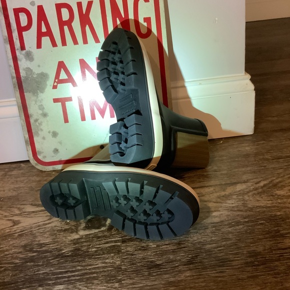 Tory Burch Hurricane Block Heel Rubber Boot Size 7 fits like 8 Never Worn - Picture 5 of 6